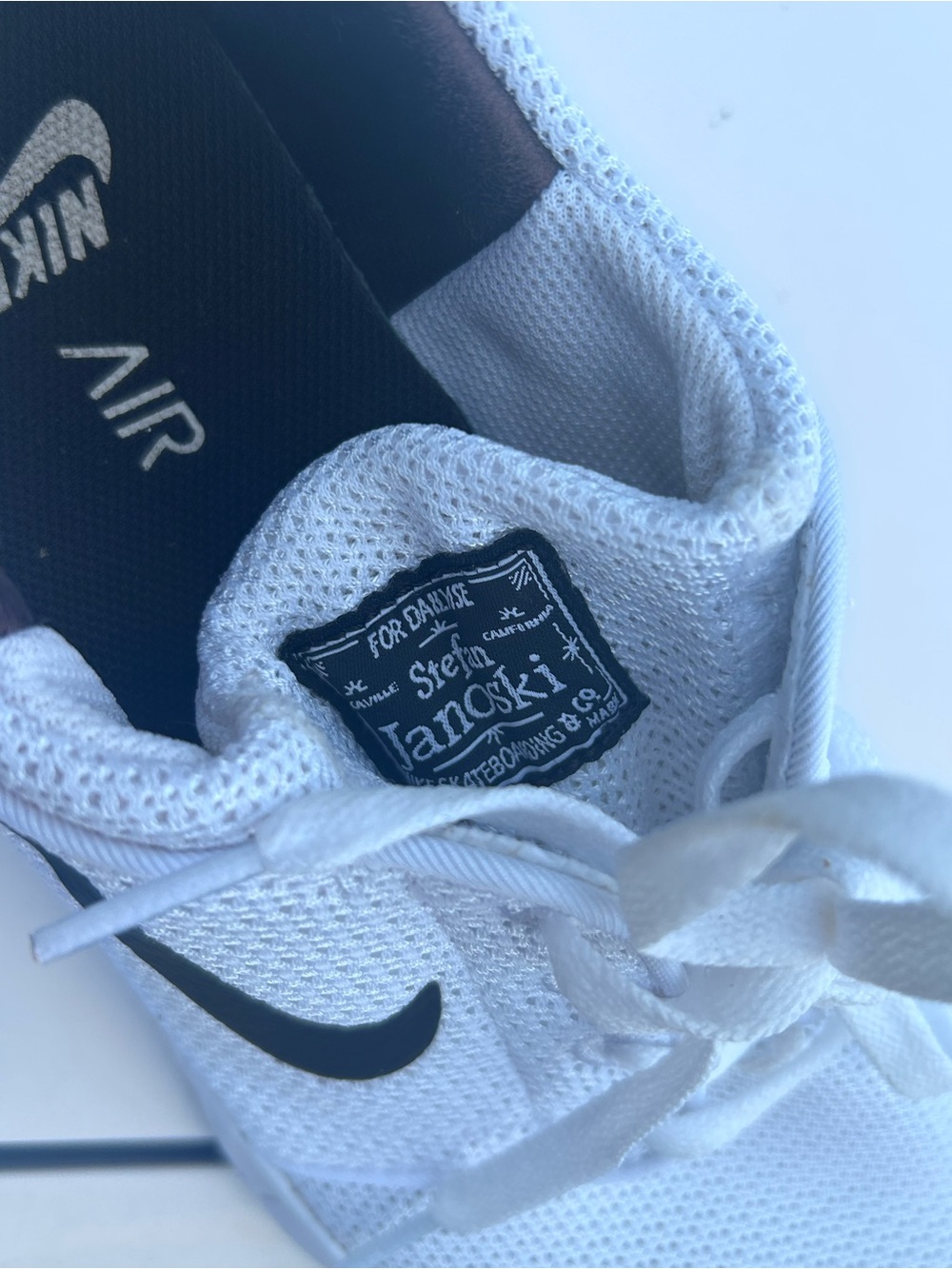 Nike Mens White Mesh Sneakers with Black Swoosh size 9 - Picture 5 of 7